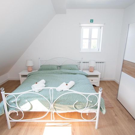 Apartmani Kac คาร์โลวัตส์ ภายนอก รูปภาพ