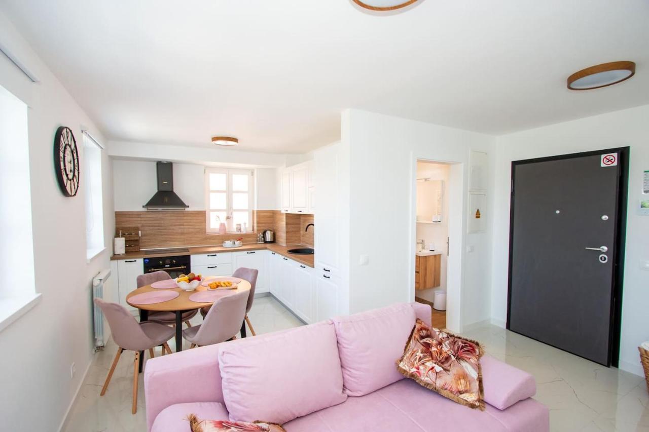 Apartmani Kac คาร์โลวัตส์ ภายนอก รูปภาพ