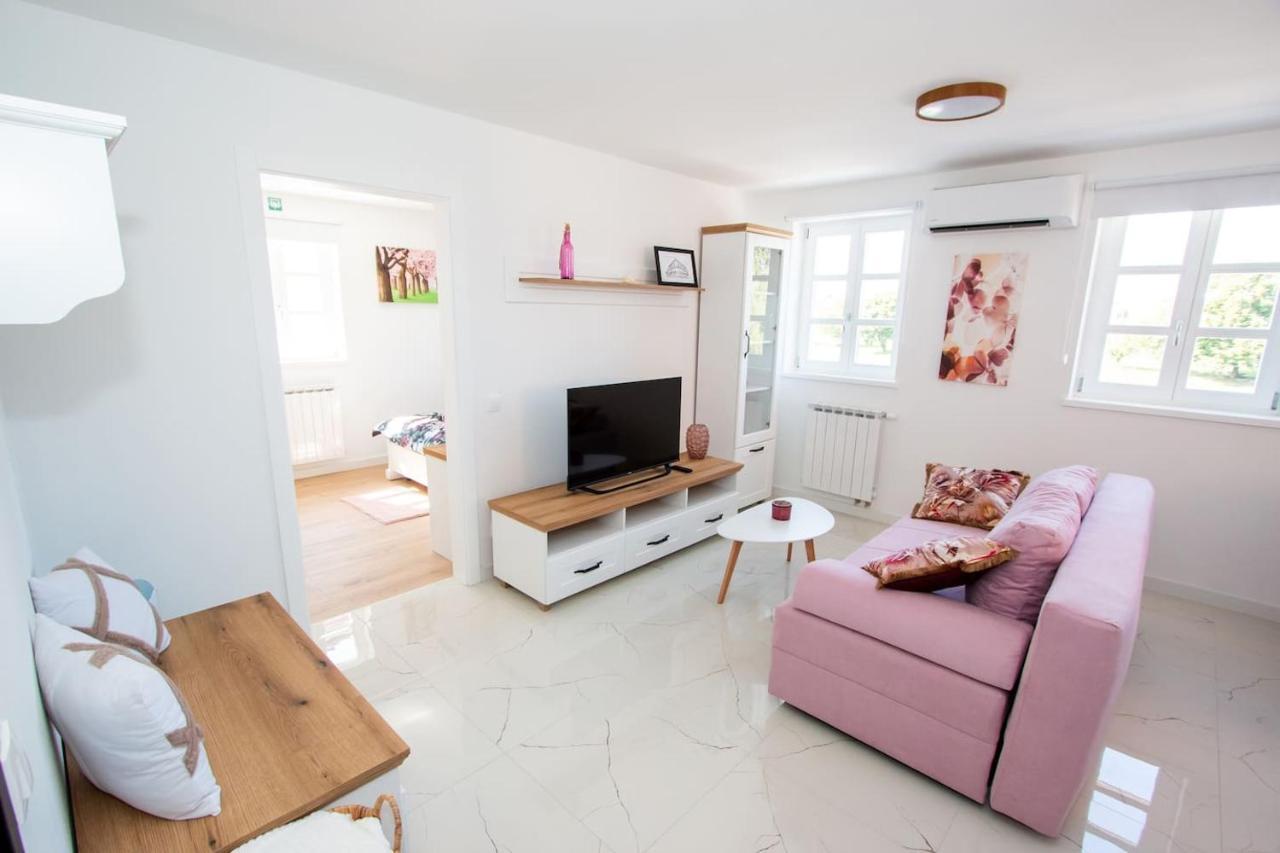 Apartmani Kac คาร์โลวัตส์ ภายนอก รูปภาพ