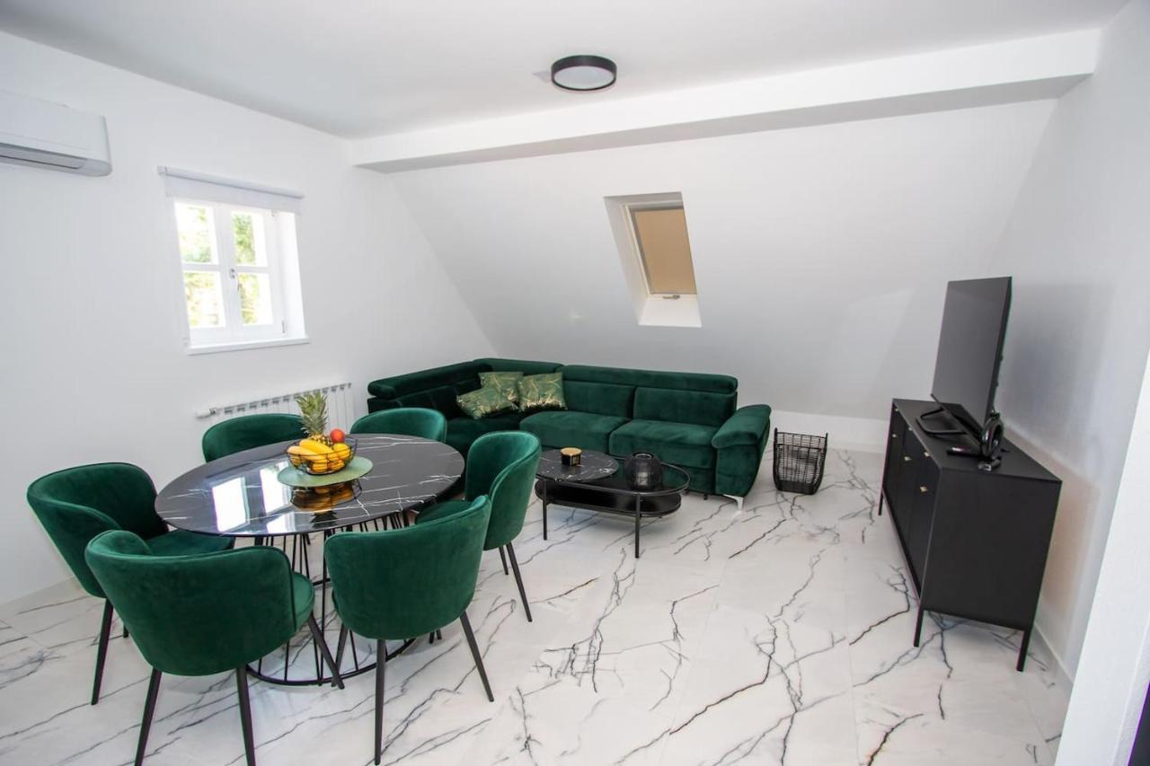 Apartmani Kac คาร์โลวัตส์ ภายนอก รูปภาพ