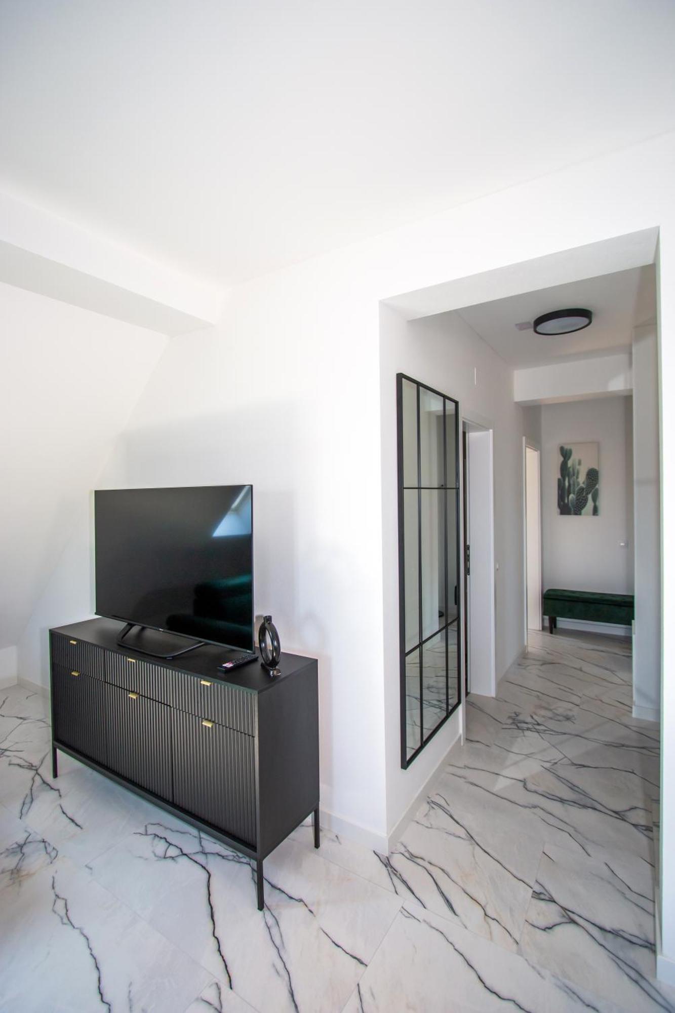 Apartmani Kac คาร์โลวัตส์ ภายนอก รูปภาพ