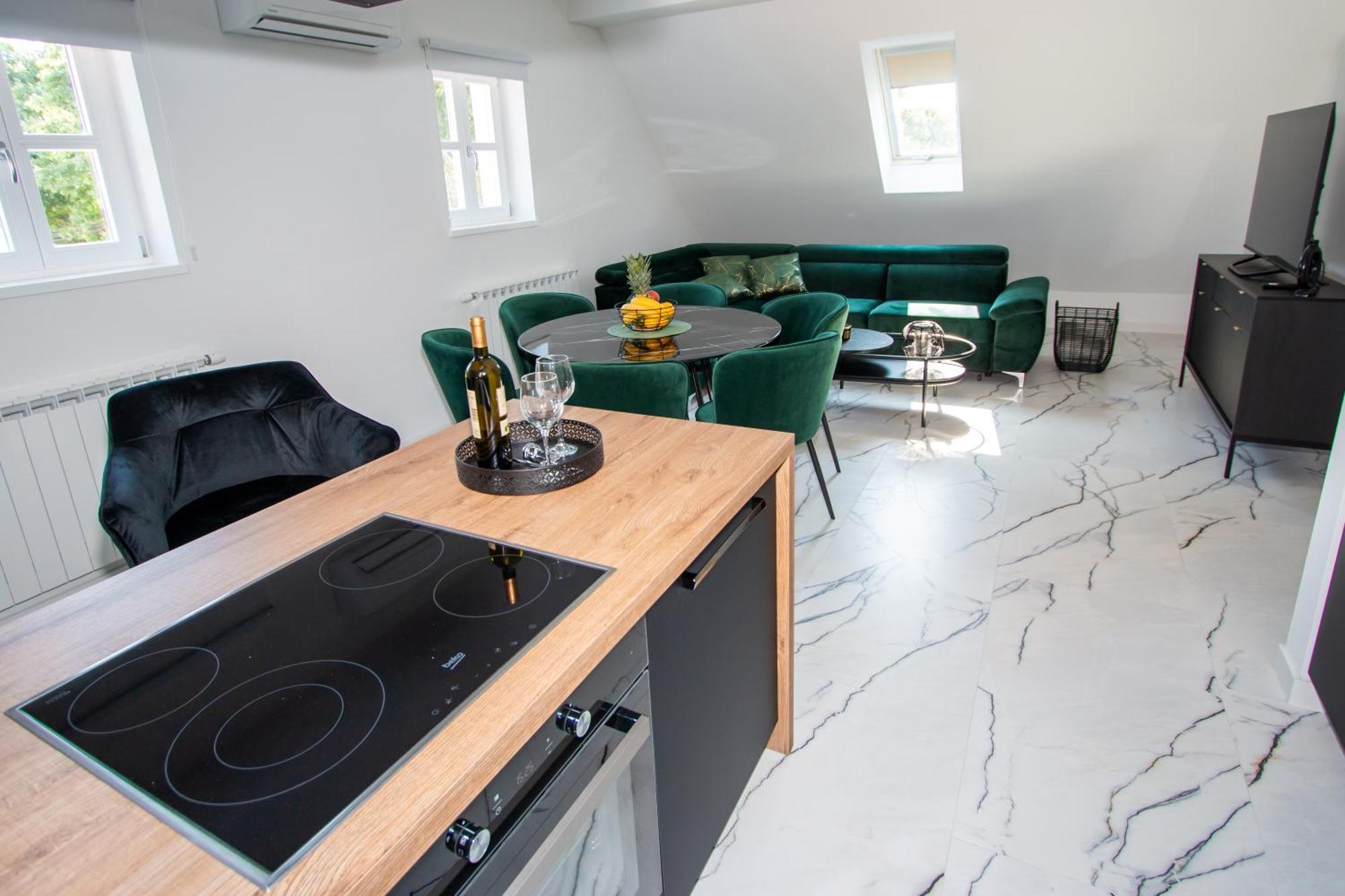 Apartmani Kac คาร์โลวัตส์ ภายนอก รูปภาพ
