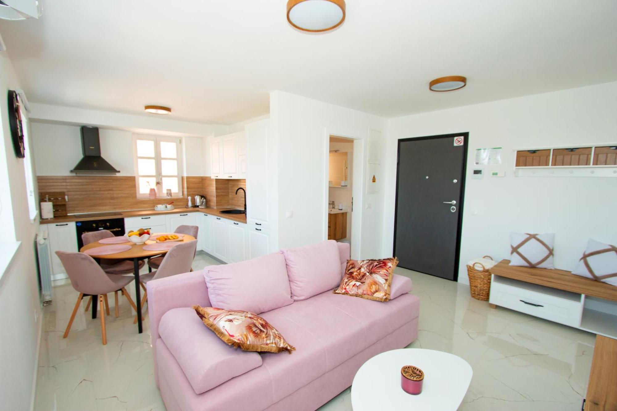 Apartmani Kac คาร์โลวัตส์ ภายนอก รูปภาพ