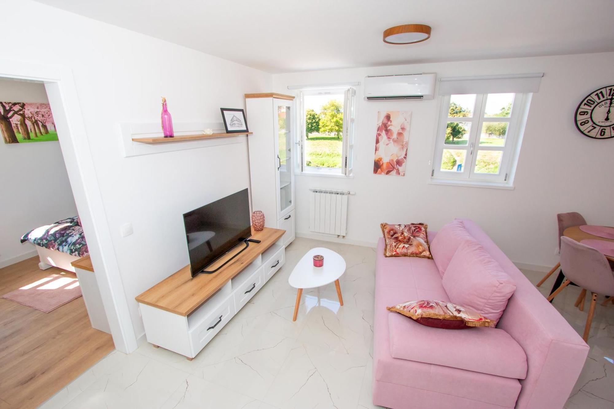 Apartmani Kac คาร์โลวัตส์ ภายนอก รูปภาพ